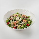 Салат с рукколой и креветками