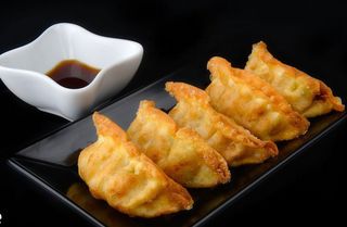 Gyoza fritti con gamberi e verdure