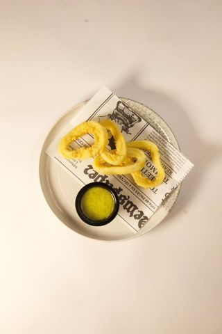 Хрупкави калмари с лимонов сос