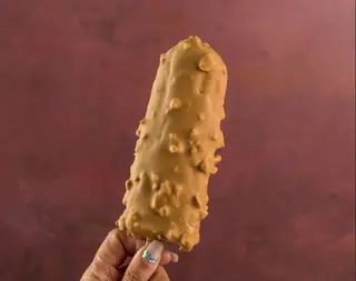Bombón de palo de turrón y chocolate dorado
