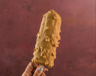 Bombón de palo de turrón y chocolate dorado