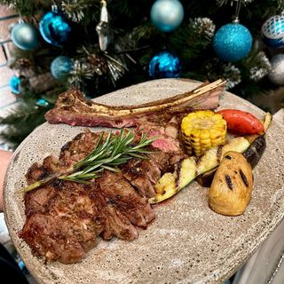 Стейк Томагавк з печеними овочами 