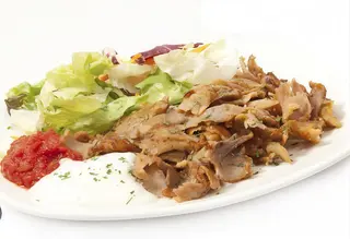 Plato kebab con acompañamientos