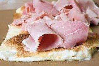 Trancio di pizza rossa con prosciutto cotto