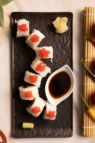 Red tobiko rolls posno