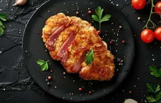 Snitel de Pui cu Bacon si sos barbeque