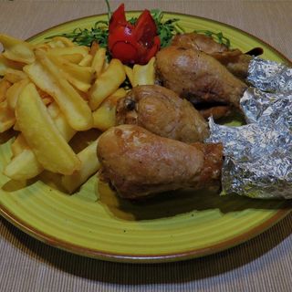 Ciocanele de pui la ceaun cu cartofi prajiti si usturoi