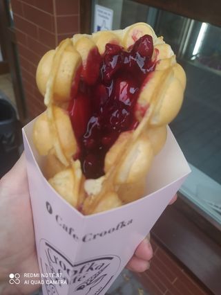 Gofr Bąbelkowy z wiśnią