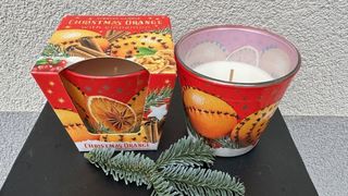 Świeca zapachowa o świątecznym aromacie