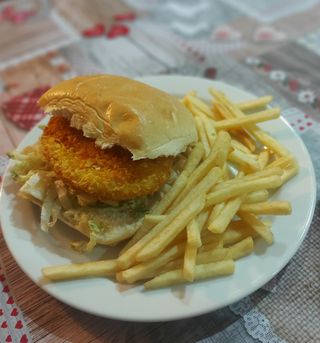 Burguer pollo con patatas fritas
