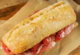 Bocadillo de pollo empanado con serrano y queso