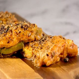 Empanada mexicana con aguacate (28x28cm.)