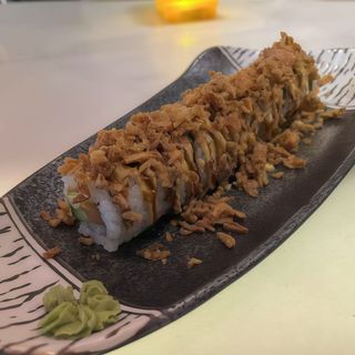 95C.Crunch Cali Roll Salmón Con Aguacate Y Pepino (8 Pzs.)
