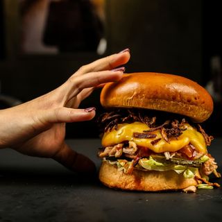 Burger Cheese Tentación, Tamaño XL 180 gr. Deliciosa Burger Ternera 180 gr, Pan Crujiente, Mayonesa, Ketchup, Lechuga, Tomate, Bacon, Doble de Queso, Pepinillo Dulce, Cebolla Crujiente+Patatas Fritas