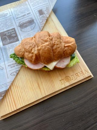 Круассан с рулядой и сыром (130 гр.)