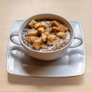 Cebulowa z grzankami i żółtym serem 250ml