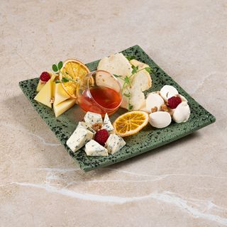 Тарілка благородних сирів з медом (160/50 г)