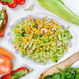 502.Зелена салата със скариди, царевица и краставици (500г)