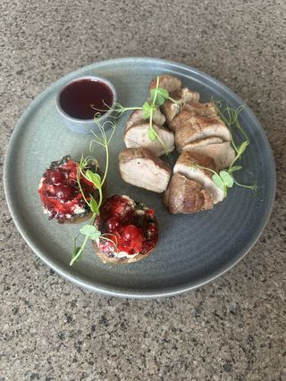 Утиное филе в клюквенно-апельсиновом соусе (300г)