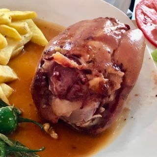 Codillo + ensalda + patatas 