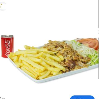 Plato, Patatas , ensalada, carne de kebabY Refresco