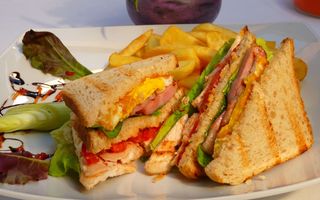 Club sandwich cu cartofi prăjiți