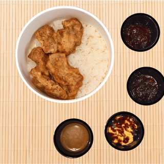 Karaage de pollo con arroz + salsa a elegir