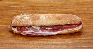 Bocadillo mediterráneo de jamón ibérico