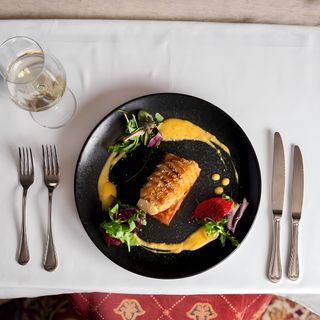 Стек от целина върху запечено веган сирене в хрупкава коричка