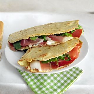 Piadina con mozzarella, crema di asparagi, pancetta rotolo, grana