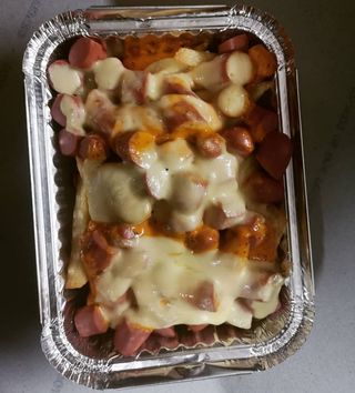 Salchipapas Con Queso Y Salsa