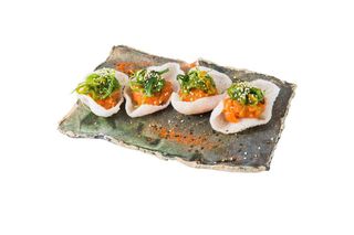 Chipsy krewetkowe z tatarem z łososia  3szt