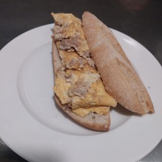 Bocadillo de tortilla de atún