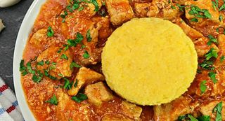 Tochitură de porc cu mămăliguță