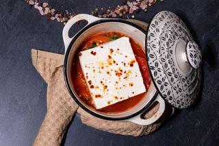 Feta la cuptor cu rosii