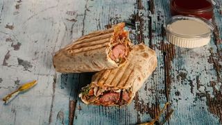 შაურმა ხორცით და სოსისებით