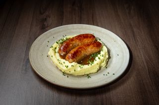 Salsiccia cu piure de cartofi cu chives