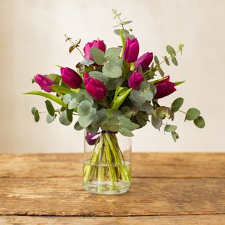 Ramo de eucalipto y tulipanes violetas. 8u