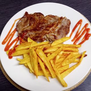 Ceafă de porc la grătar cu cartofi