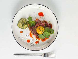 Тартар з телятини, каперсів та корнішонів з гірчичним соусом (250г)