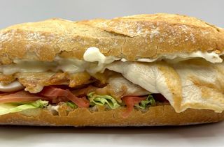 Bocata Pollo Limón (Pollo, Mahonesa Limón, Lechuga,Tomate,Huevo Duro,Queso)