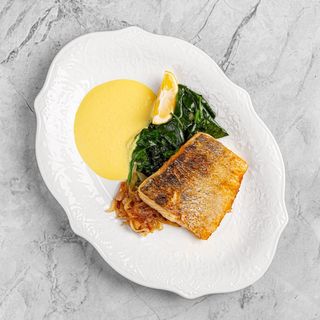 Жаренный судак с  шпинатом