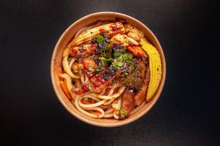 Букатіні зі свининою та соусом унагі 450г