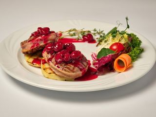 Медальйони під вишневим соусом (150/75г)