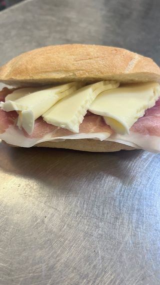 Panino salame e formaggio