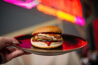 Чізбургер + картопля по-селянськи + соус та напій 0.5