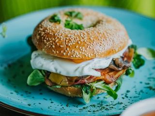 Bajgiel z jajkiem i bekonem