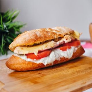 Bocadillo De Salsa de roquefort,Pechuga De Pollo
