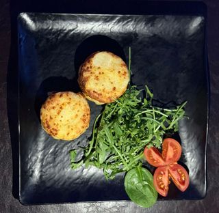 Cartofi gratinati cu branza si cascaval