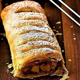 Штрудель с карамелизированными яблоками и корицей